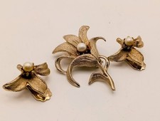 Vintage Brushed Gold Flower Demi Parure Brooch & Earrings Set Textured Floral