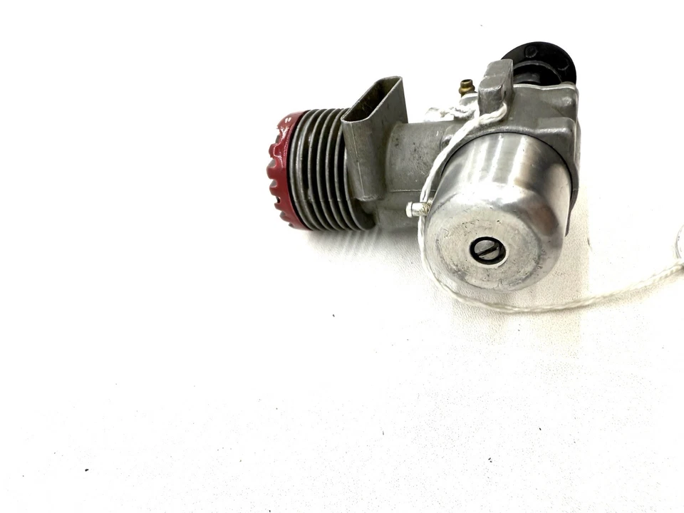 McCoy 19 Stunt Red Top Nice with Tether Vintage RC Plane Engine With Tank M7 - Image 4 of 4