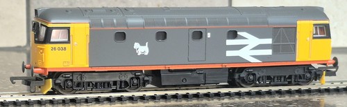 Lima L205243 Class 26 Diesel '26038' Railfreight Red Stripe Scottie Motiv | Zustand: Used