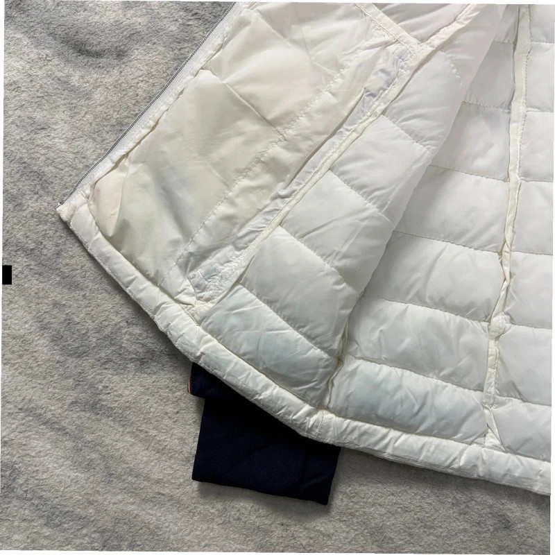 Vintage Tommy Hilfiger White Navy Size Medium Lightweight Packable Puffer Jacket image 7