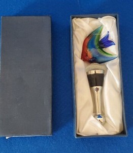 BEACH LS ARTS BOTTLE STOPPER, FISH DESIGN, STILL IN ORIGINAL BOX. Y4603