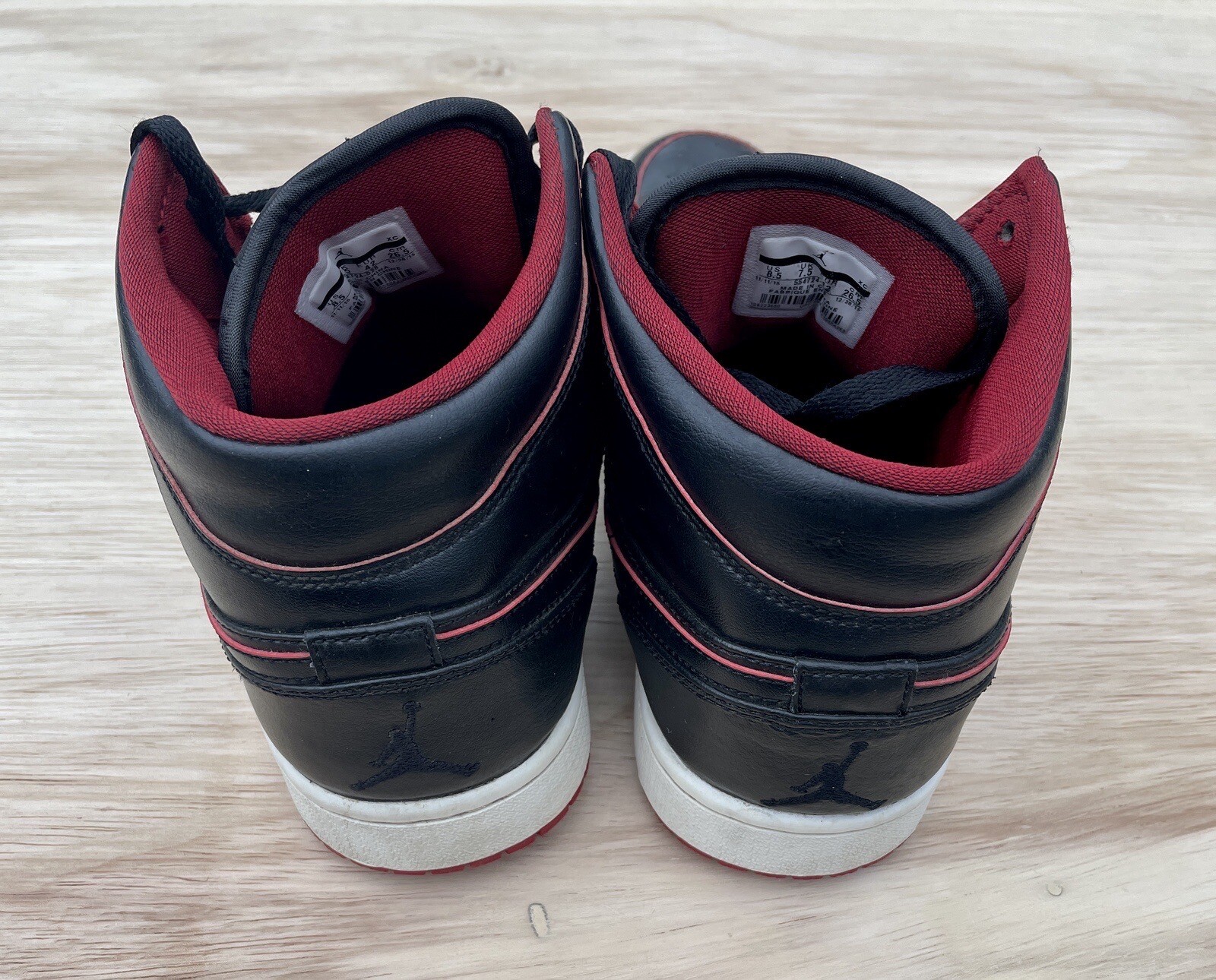 Jordan 1 Mid Black Red Sz. 8.5 GS 554724-028 Sneaker Shoes 2015 Nike Air thumbnail 3