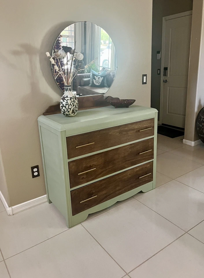 ¡Cómoda cascada bellamente restaurada de los años 30 con espejo! Foto 4 de 4