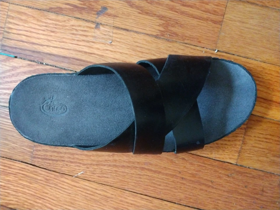 Sandálias femininas Chaco tamanho 11 couro Wayfarer slip on preto - Imagem 2 de 4