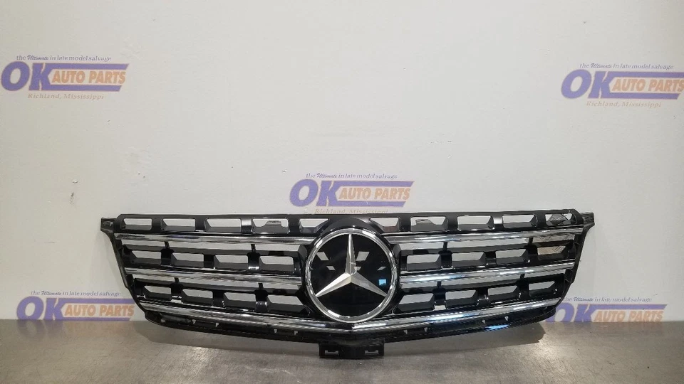 14 MERCEDES BENZ ML63 AMG X166 UPPER GRILLE ASSEMBLY - Image 2 of 4