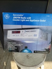 GE Spacemaker AM/FM Radio with Counter Light and Appliance Outlet 7-4232 NOS