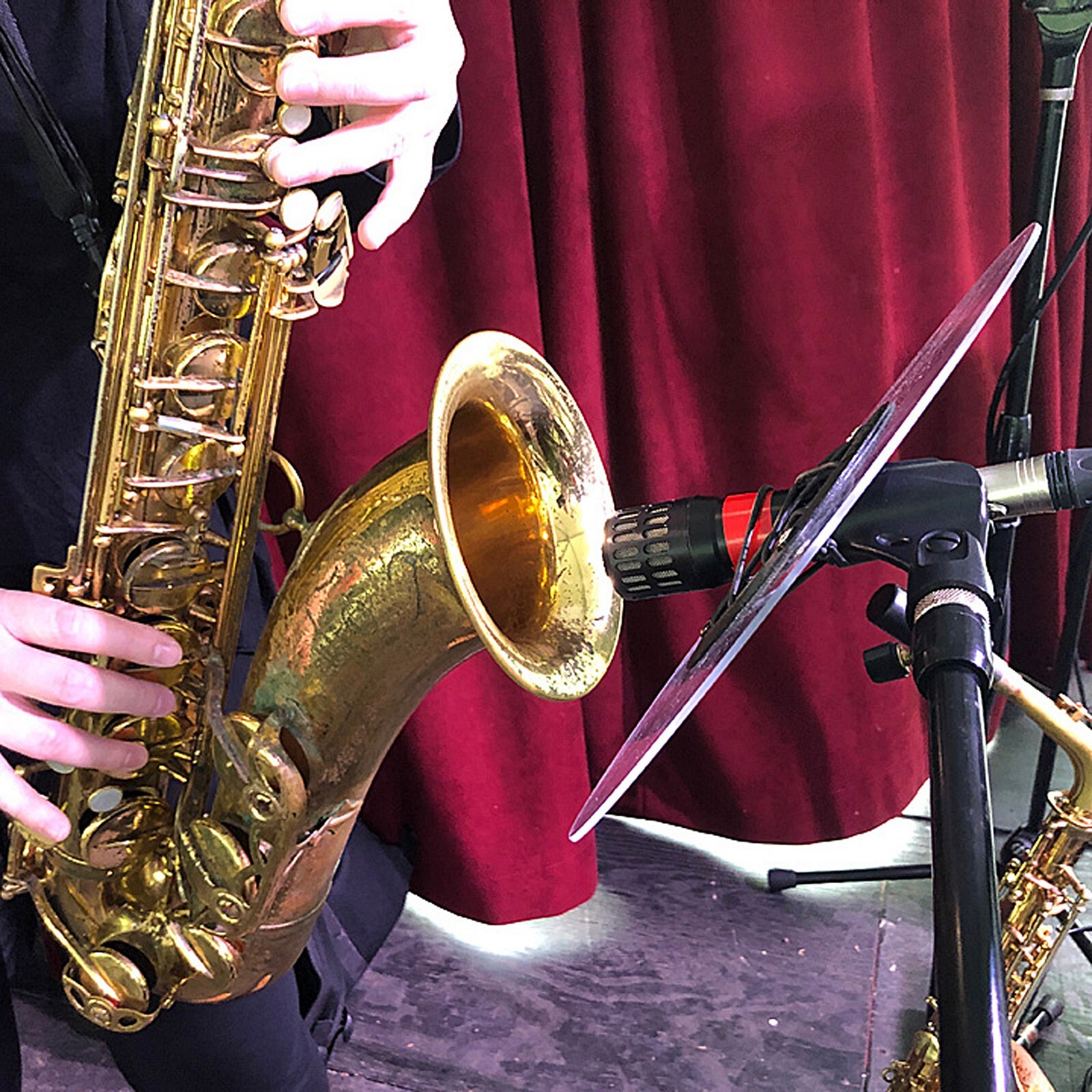 Trumpet, sax mic reflector shield II for live sound monitoring, fits