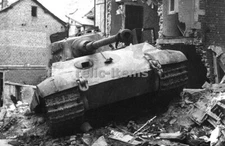 WW2 PICTURE PHOTO GERMAN KING TIGER TANK ADVANCES 6398