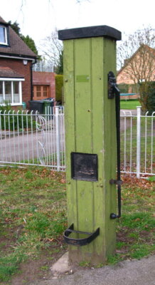 Foto 6x4 Upper Poppleton Pump Eine von mindestens vier verbleibenden Dorfpumpen um 2009