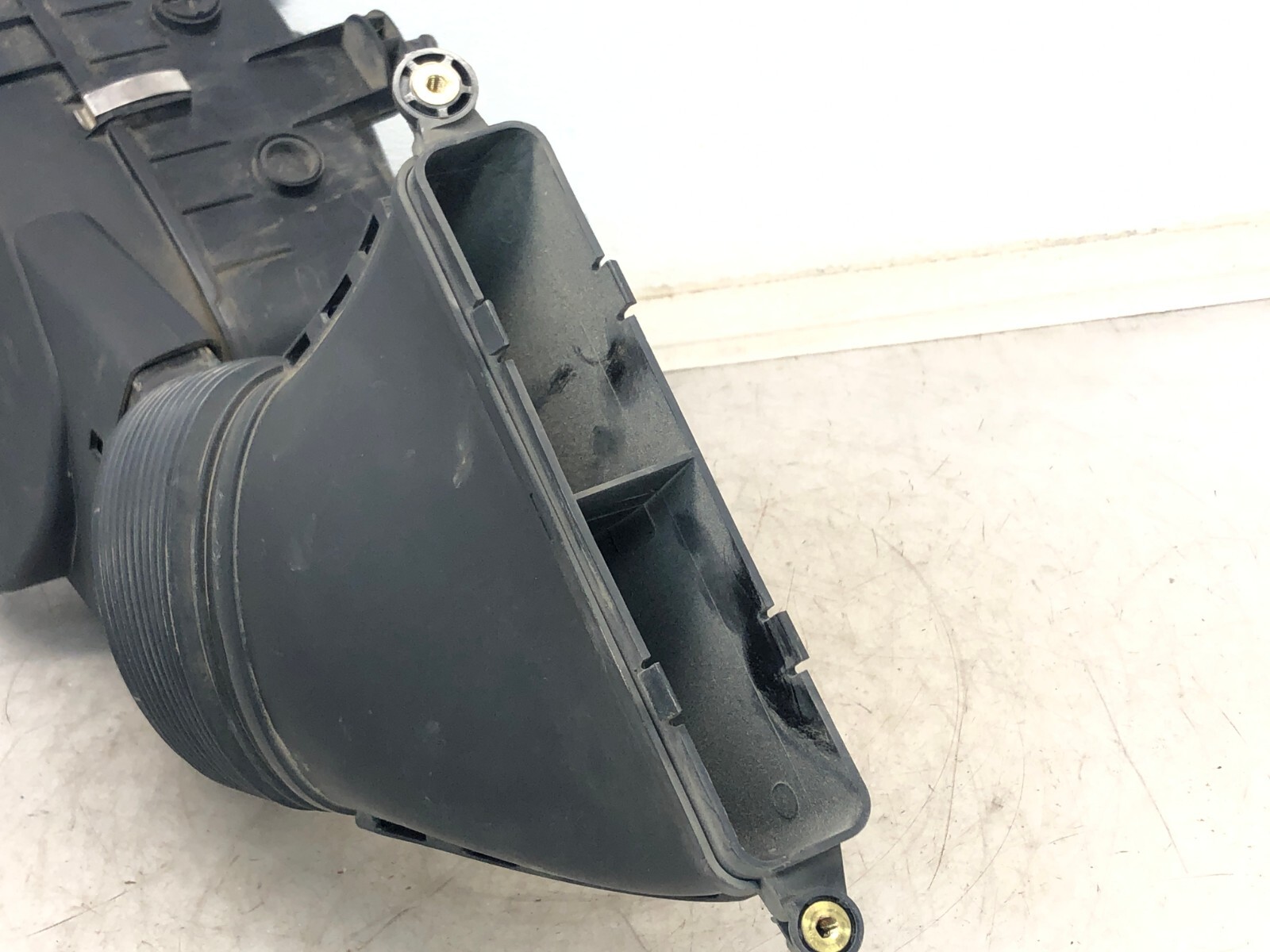 2017-2020 MASERATI LEVANTE LEFT DRIVER FRONT AIR CLEANER FILTER HOUSING OEM