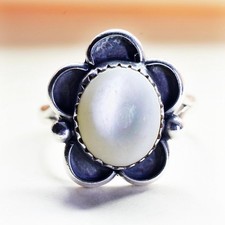 Size 7.5, vintage southwestern sterling 925 silver floral ring with moonstone