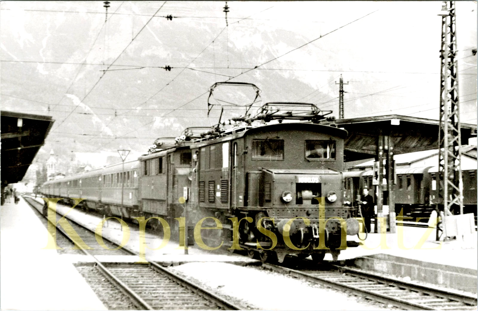Foto - ÖBB 1080.05 schleppt 1670 mit Sonderzug in den Hbf Innsbruck 8.1954 - Bild 1 von 1