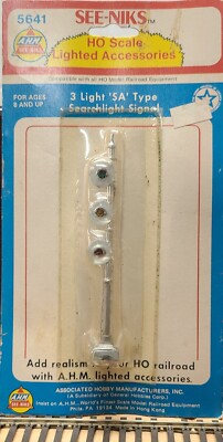AHM SEE-NIKS #5641, TRPL HEAD 'SA' TYPE SEARCHLIGHT SIGNAL, HO, VINTAGE, NOS.