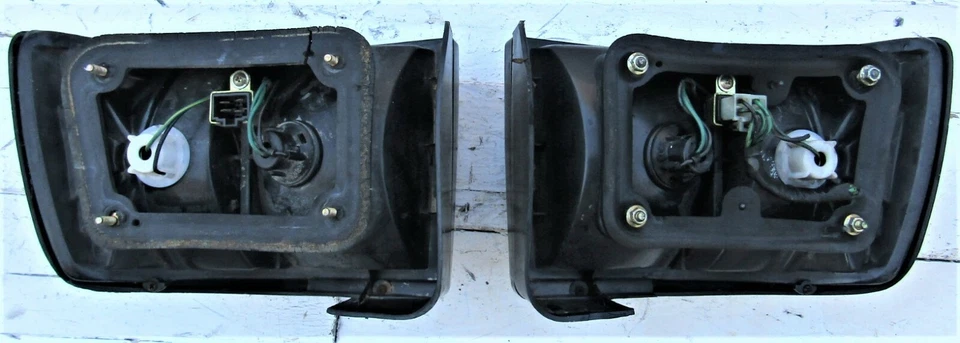 Par de luces traseras lado izquierdo derecho Hyundai Scoupe modelo 1990 92 usadas Foto 2 de 4