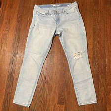 Levi s 711 Skinny Jeans Size 32 Light Wash Distressed Mid Rise Denim Knee Patch