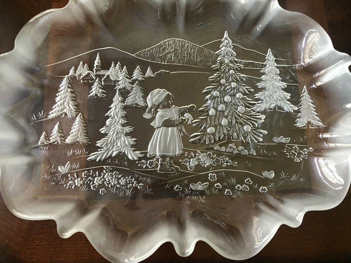 Mikasa Christmas Story 17-1/2” Scalloped Edged Frosted Crystal