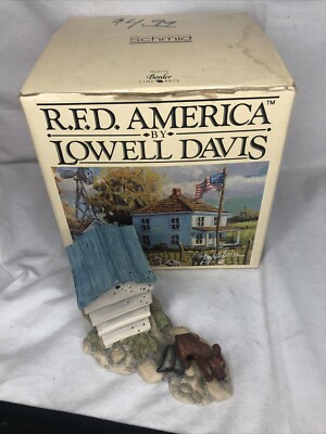 Making A Beeline Lowell Davis Schmid RFD America Figurine Dog Beehive 225274