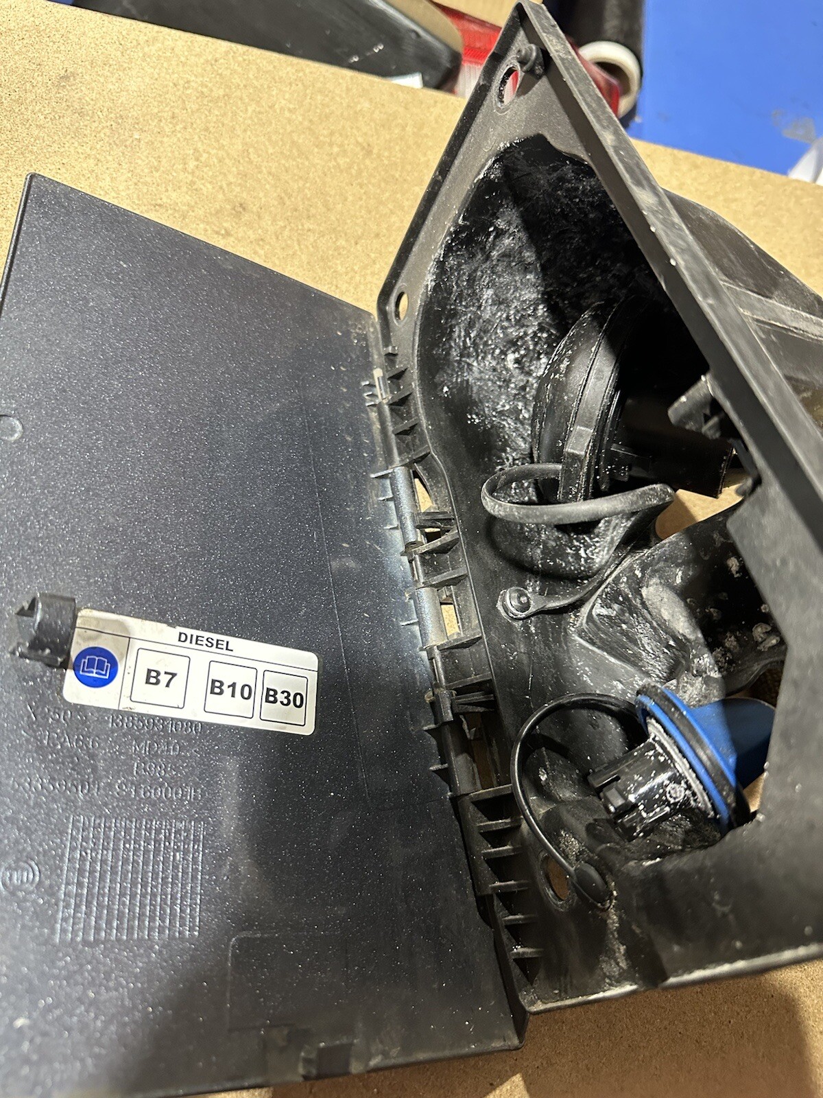FIAT DUCATO BOXER RELAY 2014- TANK FLAP FUEL CAP WITH HOUSING AND CAPS (ADBLUE) image 2