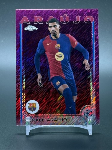 2024-25 Topps Chrome UCC Magenta Shimmer #24 RONALD ARAUJO FC Barcelona - 第 1/2 張圖片