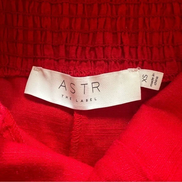 Macacão cropped ASTR the Label vermelho verdadeiro sem mangas mistura de linho tamanho XS NOVO - Imagem 4 de 4