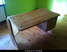 Mitwachsender Schreibtisch für Schüler aus lackierter Kiefer