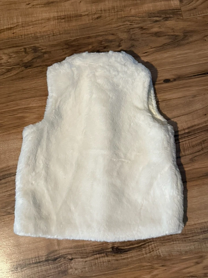 Chaleco Epic Threads Little Girls Blanco Imitación Piel Súper Suave, Talla 4T Usado en Excelente Condición Foto 4 de 4