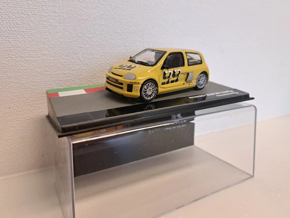 1:43 UNIVERSAL HOBBIES EAGLE RACE RENAULT CLIO SPORT V6 TROFEO PRESENTACIÓN COCHE Foto 3 de 4