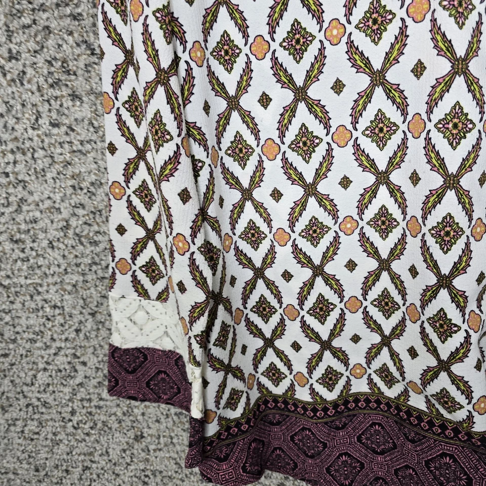 Blusa con panel de encaje estampado blanco grande Fig & Flower Top para mujer PL Petite Foto 3 de 4