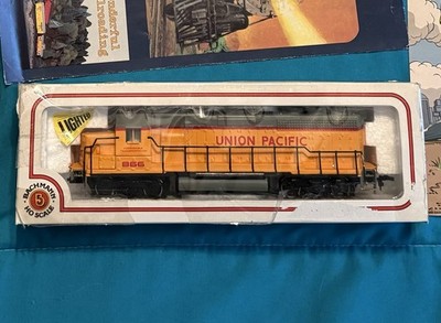 Full Set Of Bachmann HO Scale Union Pacific Locomotive EMD GP40 - Track - 5 Cars