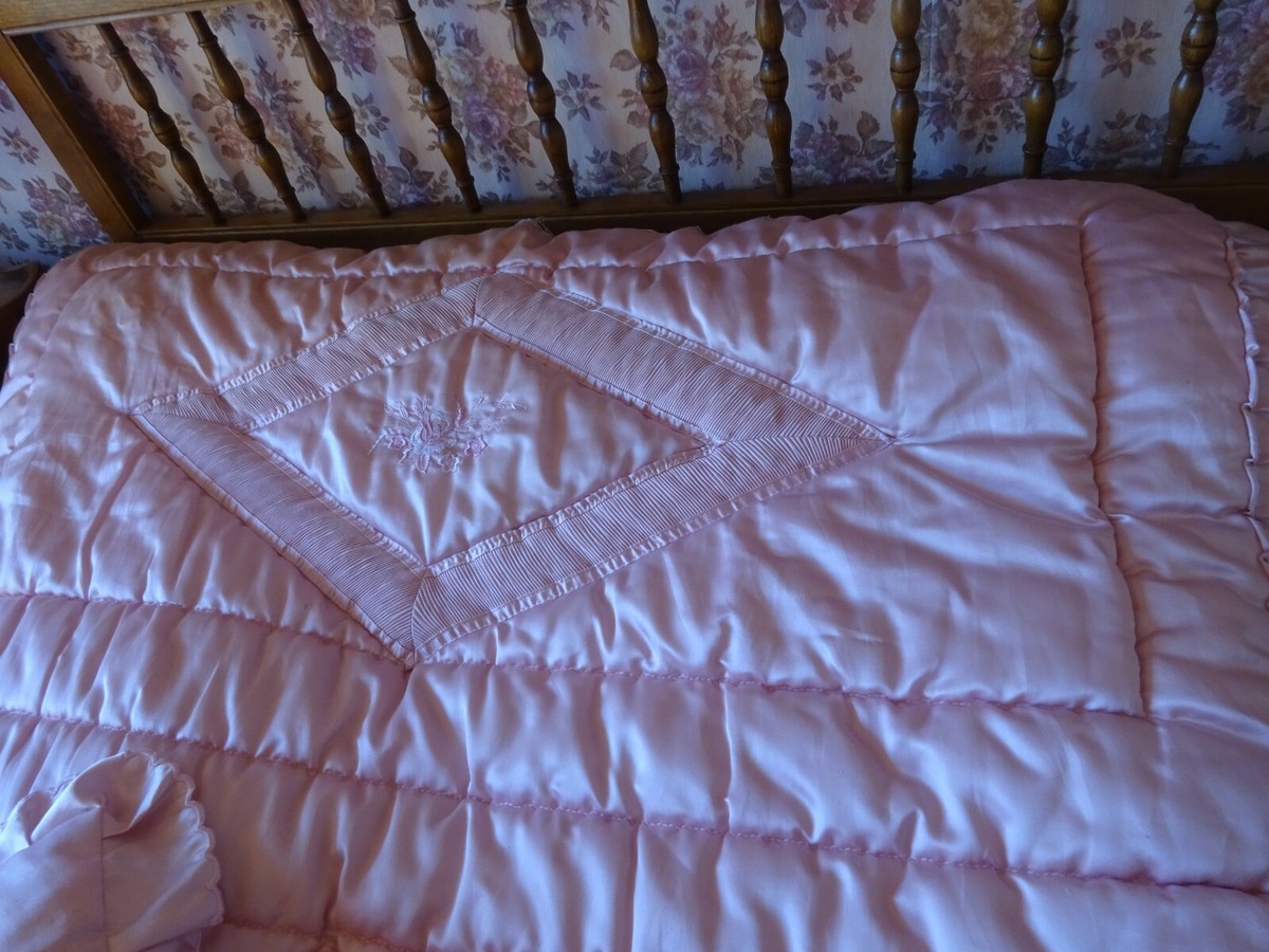 couvre lit edredon rose parure satin avec volants + 2 taies