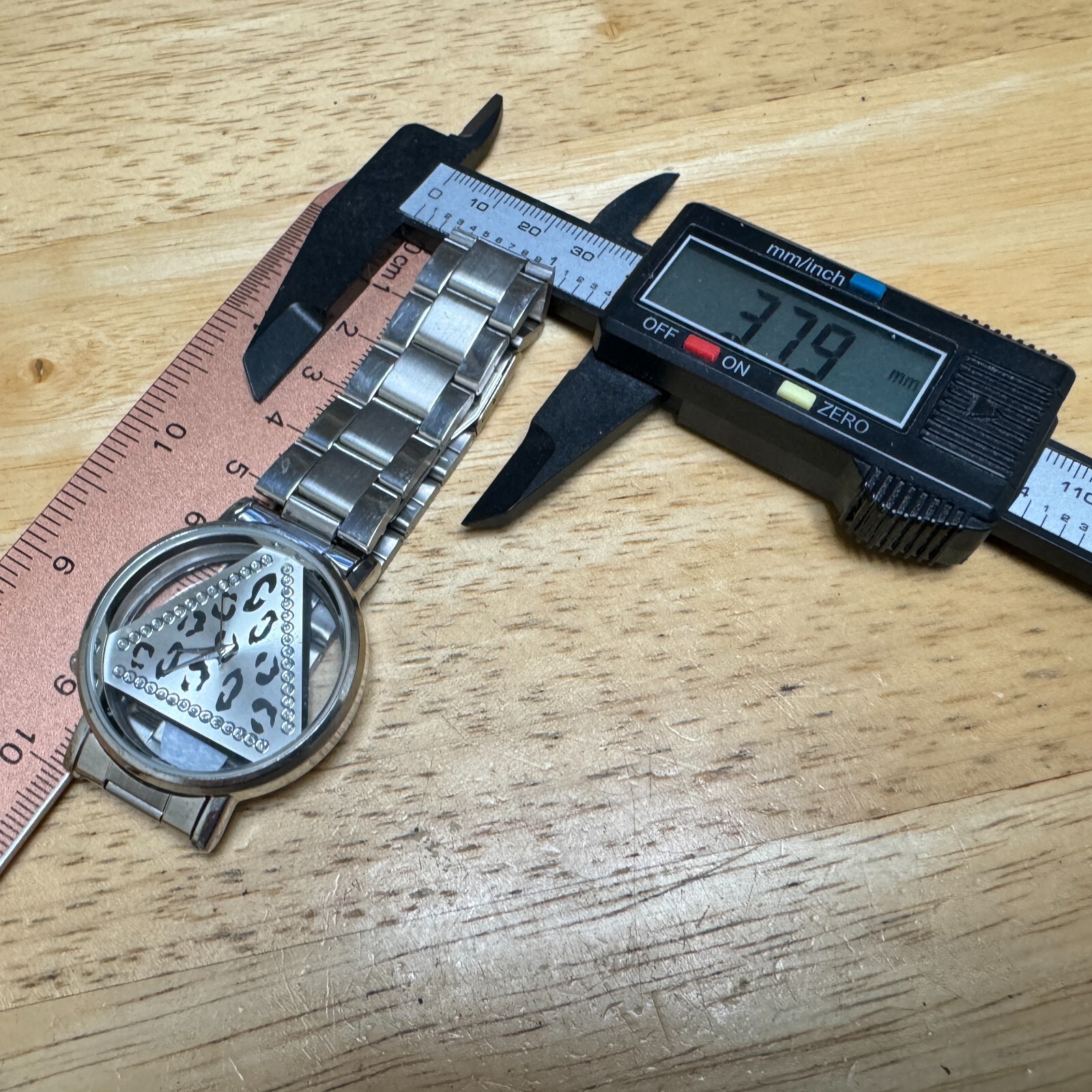 Singapore Movt Quartz Watch Men Silver Triangle Dial Analog New Battery