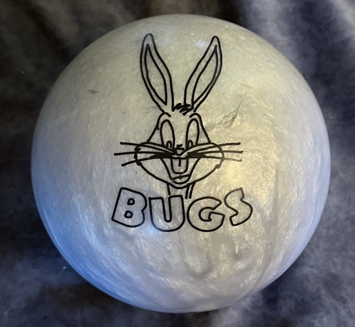 Bugs Bunny Warner Bros Vintage Bowling Ball 1999 Collectible Plastic/Spare 16 lb