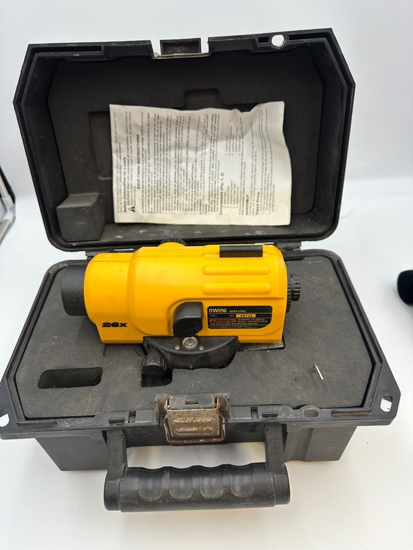DEWALT DW096 LEVEL In Black Hard Case