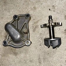1999 97-01 CR250R CR250 OEM Water Pump Impeller Shaft Gear  Housing Cover 2657