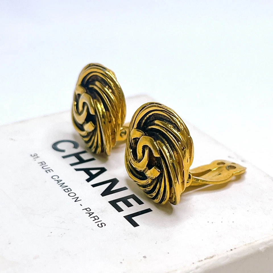 Pendientes 2223 firmados por Chanel logotipo Coco CC tono dorado clásico joyería redonda JAPÓN Foto 3 de 4