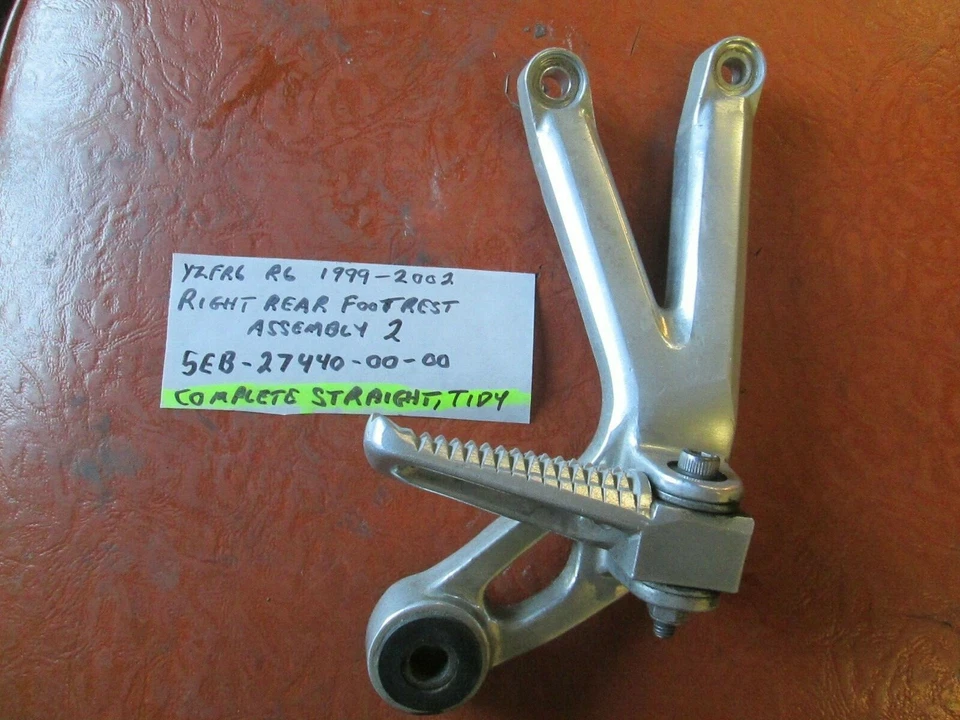 Yamaha 1999 - 2002 YZF-R6 rodapé traseiro direito e suporte, 5EB-27440-00-00 - Imagem 2 de 4