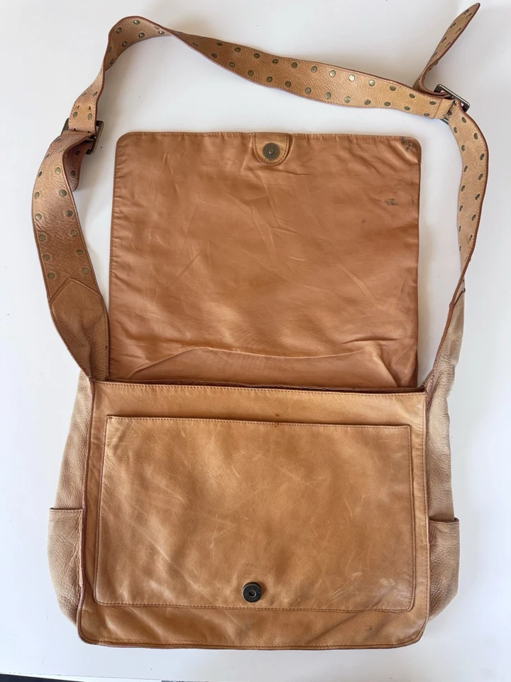 Bolso Bandolera NORDSTROM Tostado Tachonado Cuero Solapa Mensajero Foto 4 de 4