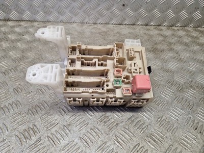 TOYOTA AVENSIS FUSE BOX 8273005J90 T270 MK3 2015