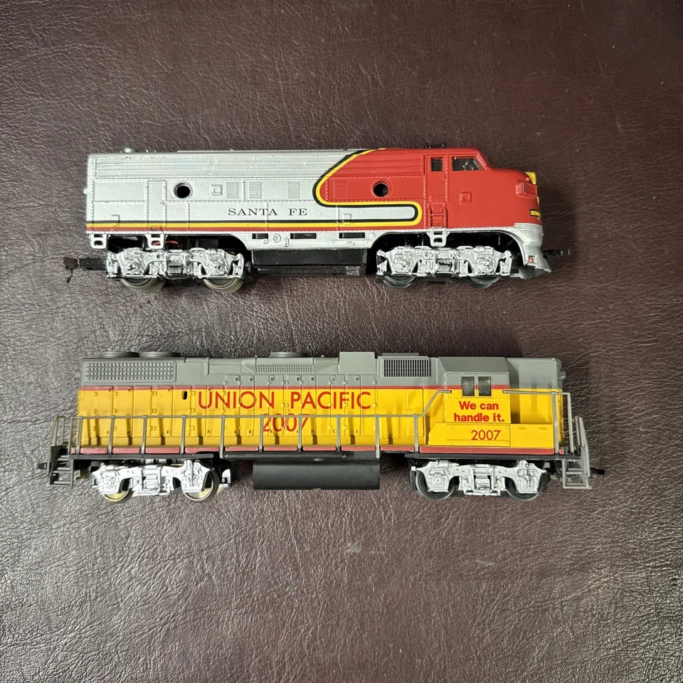 HO Scale Life Like Union Pacific 2007 & Santa Fe 20797 Diesel Locomotives - Image 4 of 4