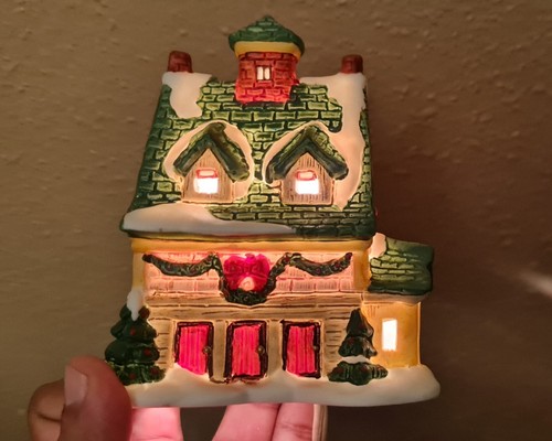 Zellers Hand Painted Porcelain Lighted House Holidays - Picture 5 of 10