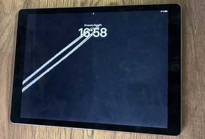 Apple iPad Pro 9.7-inch Wi-Fi + 4G LTE Cellular, Space Gray, Normal USED