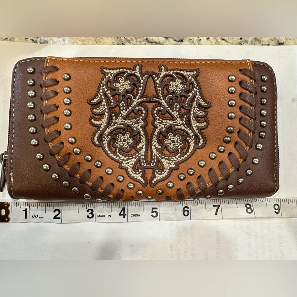 Cartera American Bling by Montana West de cuero marrón y tachuelas con cremallera nueva sin etiquetas Foto 4 de 4