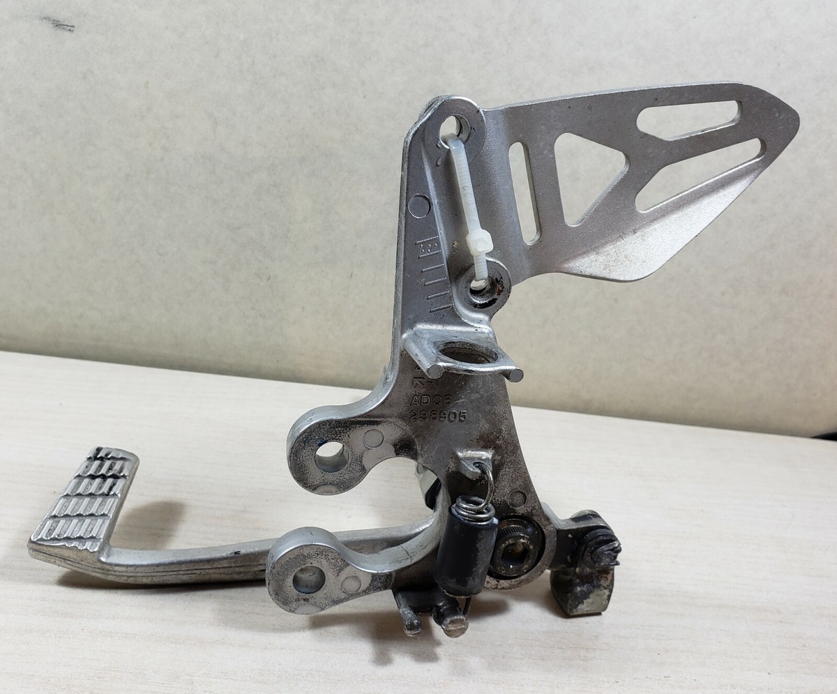のん Suzuki GSXR Front RIGHT Footpeg Footrest Hanger BRACKET OEM