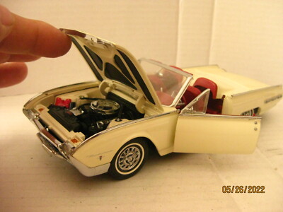 1962 FORD THUNDERBIRD SPORT ROADSTER 1/25 SCALE DIECAST BY