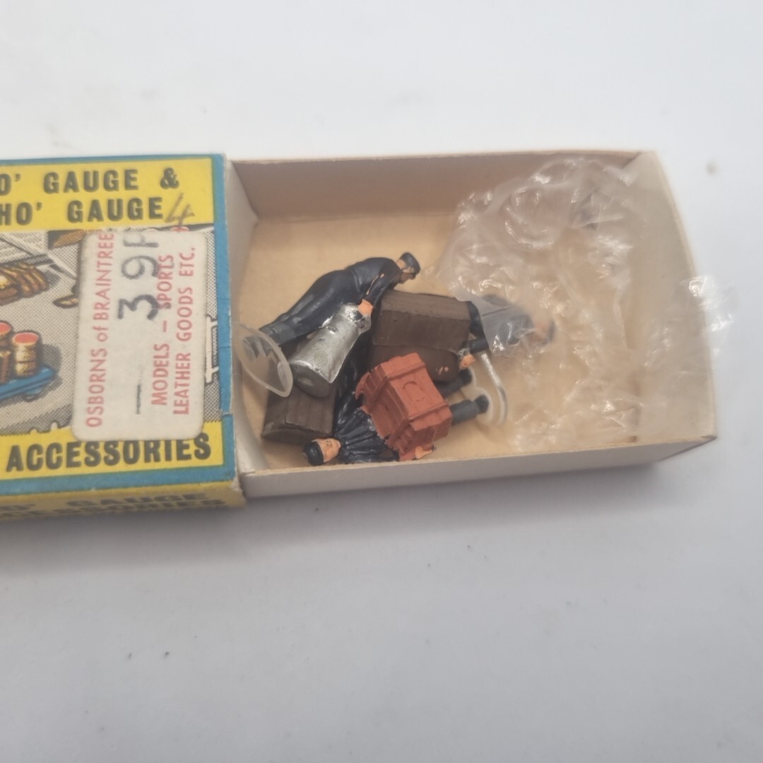 6X VINTAGE MERIT OO GAUGE STATION ACCESSORIES FIGURES & TRACKSIDE ITEMS