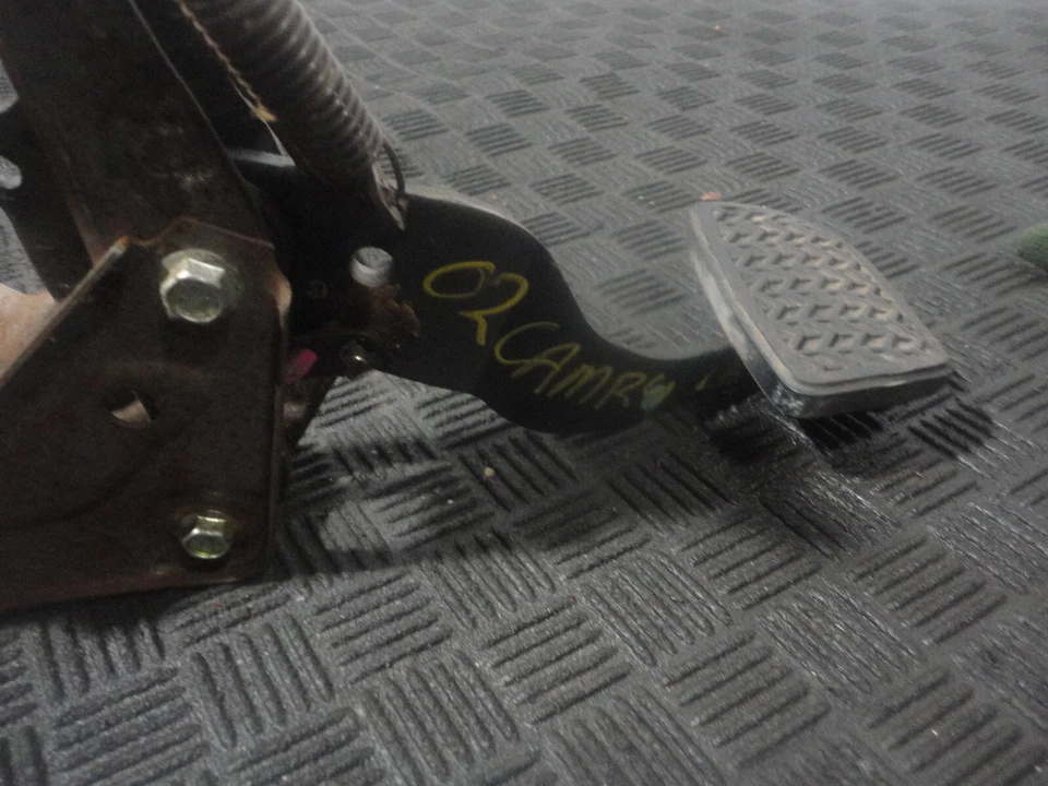 Toyota Camry LE 2002 2,4 L tracción delantera A/T pedal de freno Foto 2 de 4