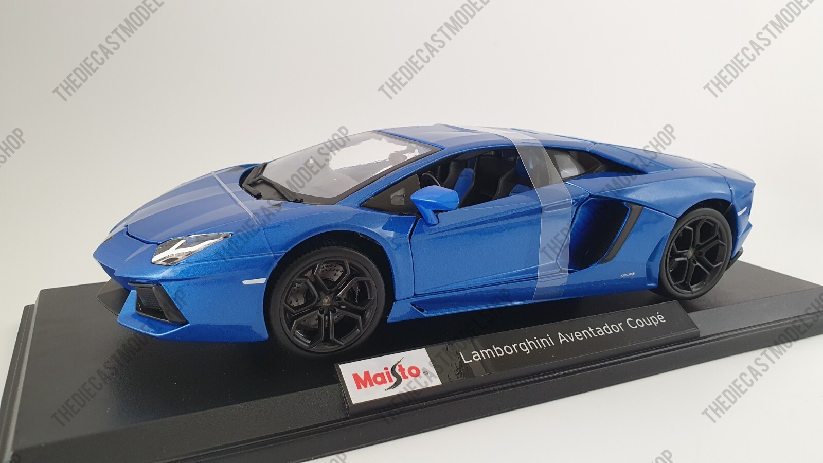 MAISTO 1:18 Scale - Lamborghini Aventador Coupe in Blue - Diecast Model Car