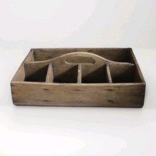 Ancienne caisse à outils en bois, rangement vintage.