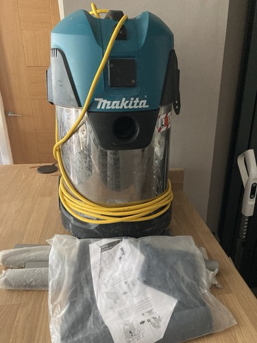 Makita Wet And Dry Hoover VC3011L 110 Vaults Working - Picture 2 of 17
