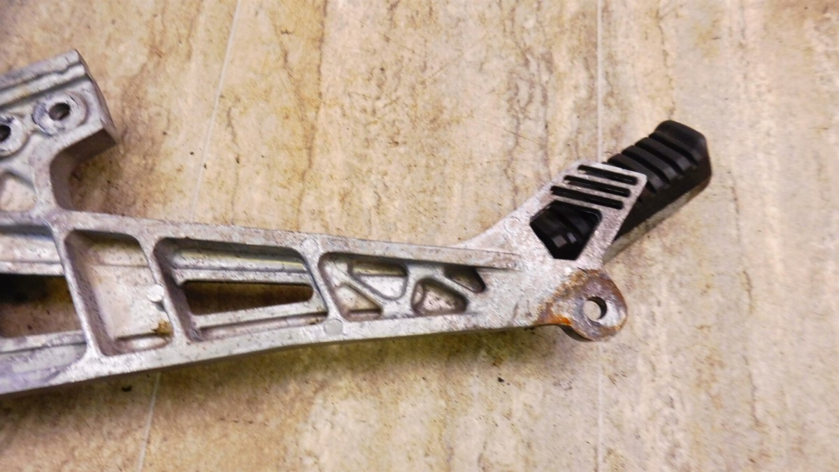 1985 Kawasaki ZX900 Ninja K238-1) right rear foot peg mount
